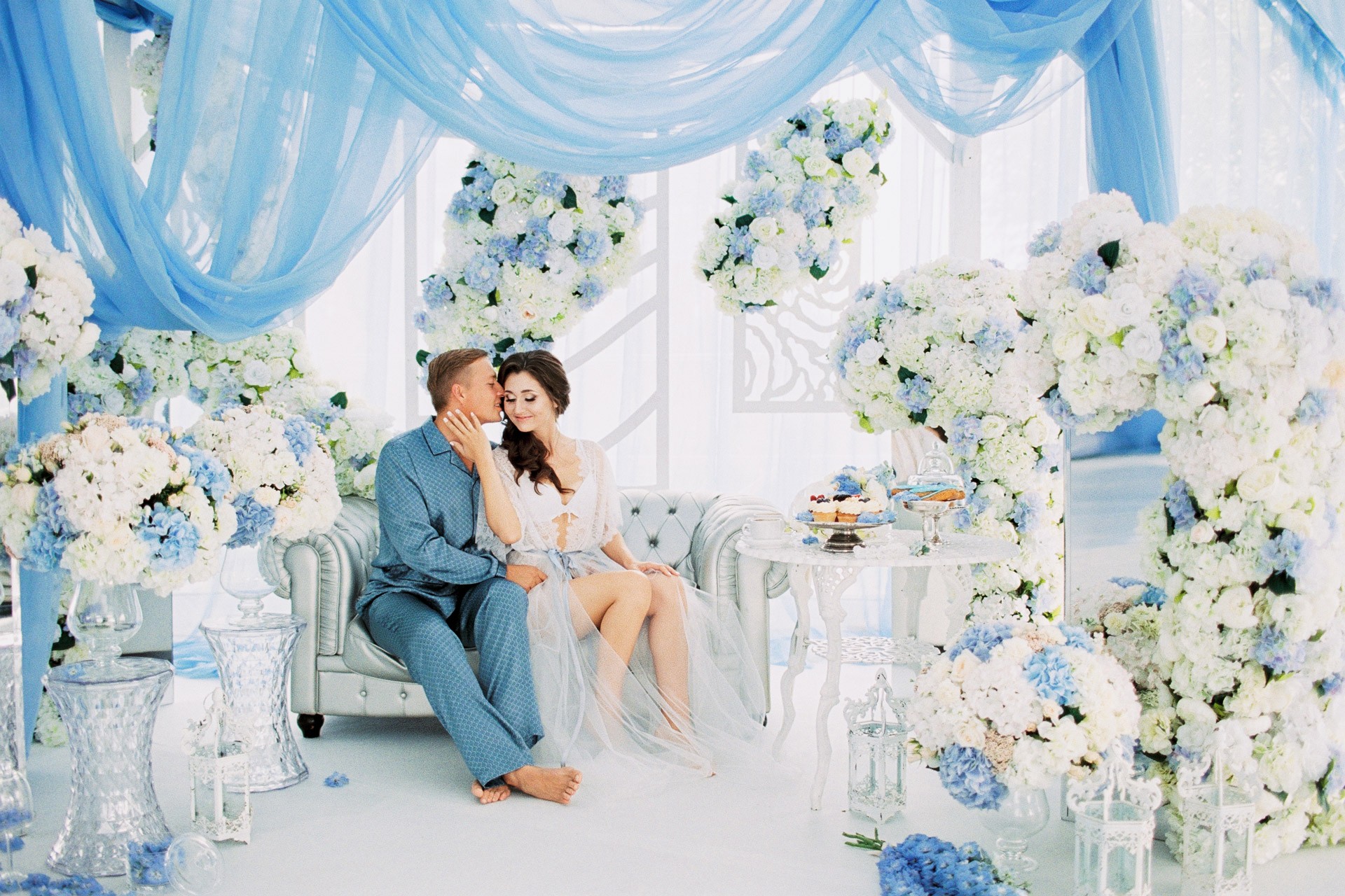 Голубая фотозона. Свадьба в голубом цвете. Декор свадьбы в голубых тонах. Свадебный декор в голубом цвете. Свадьба в нежно голубом цвете.