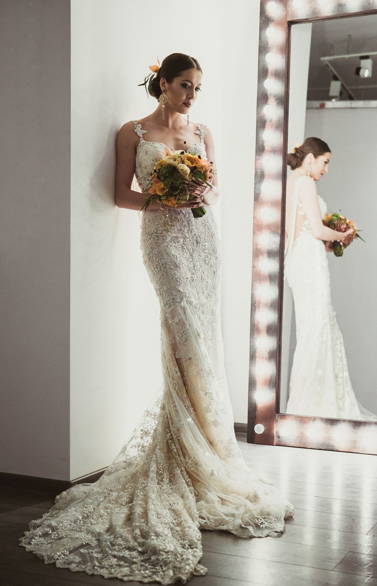 Анастасия Меськова примеряет свадебное платье
