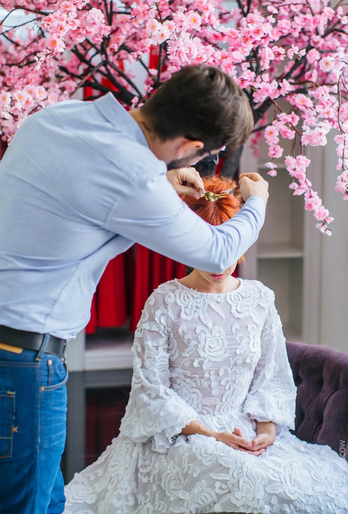 Катерина Кирильчева примеряет свадебное платье