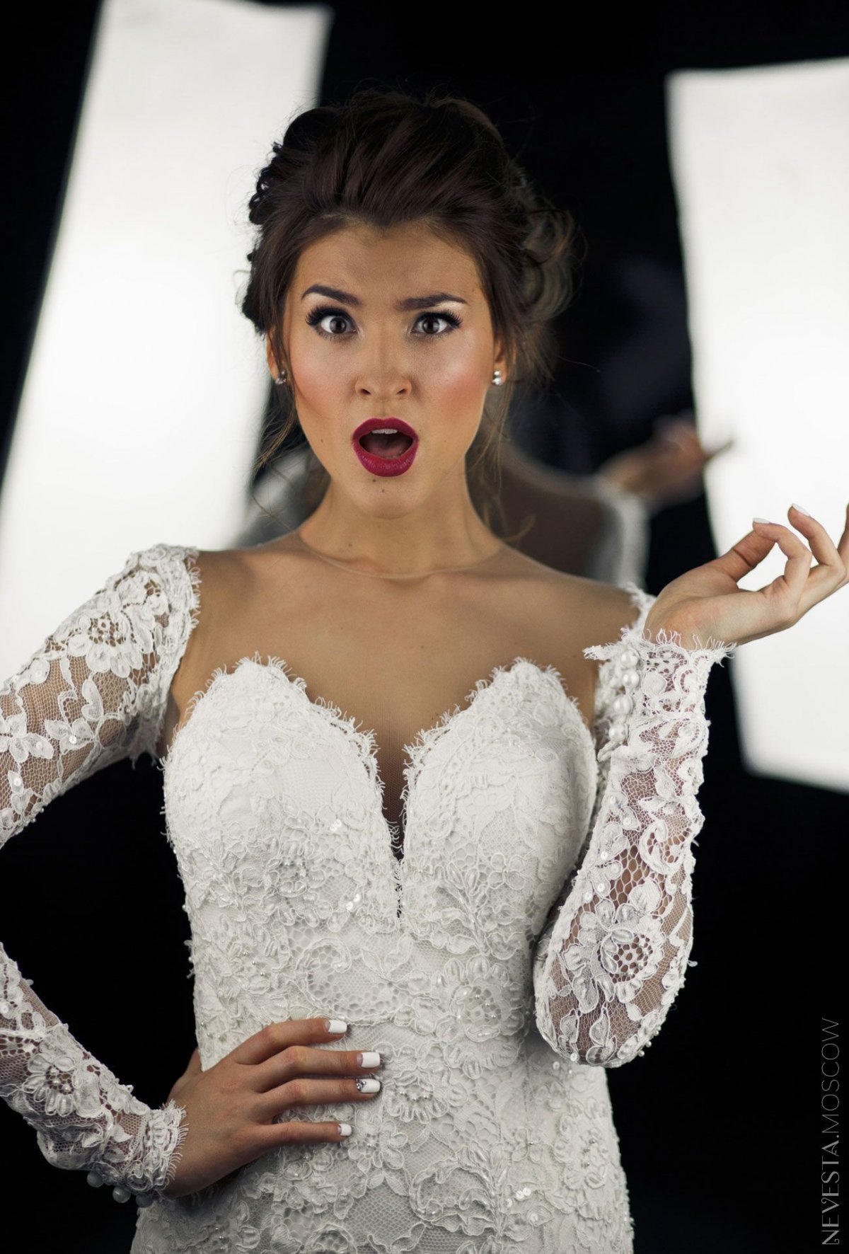 Орнелла Шигапова выбирает кружевное свадебное платье