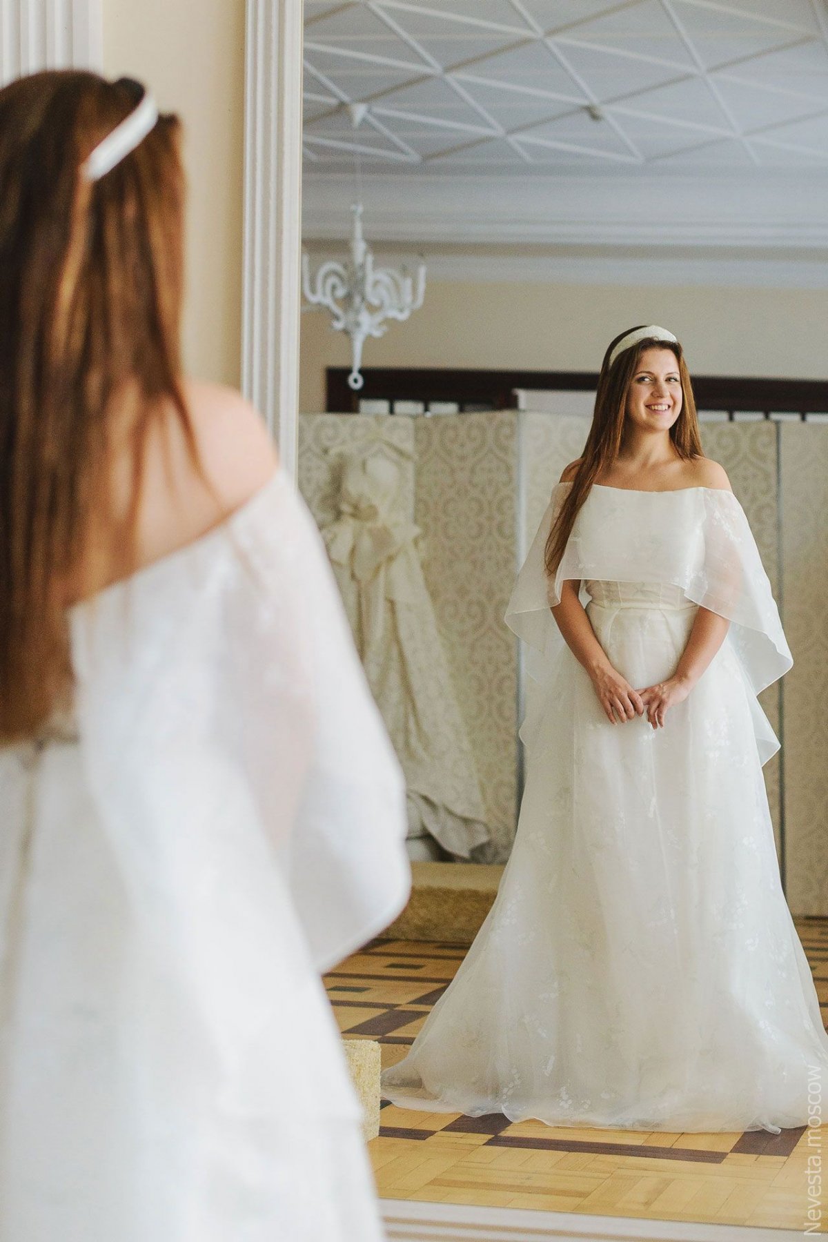 Анастасия Денисова примеряет свадебное платье