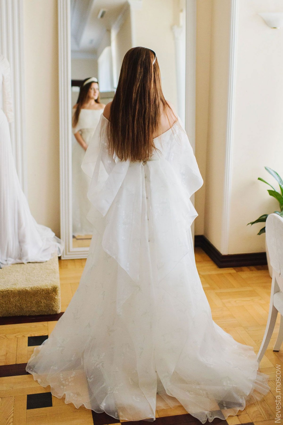 Анастасия Денисова примеряет свадебное платье фото1