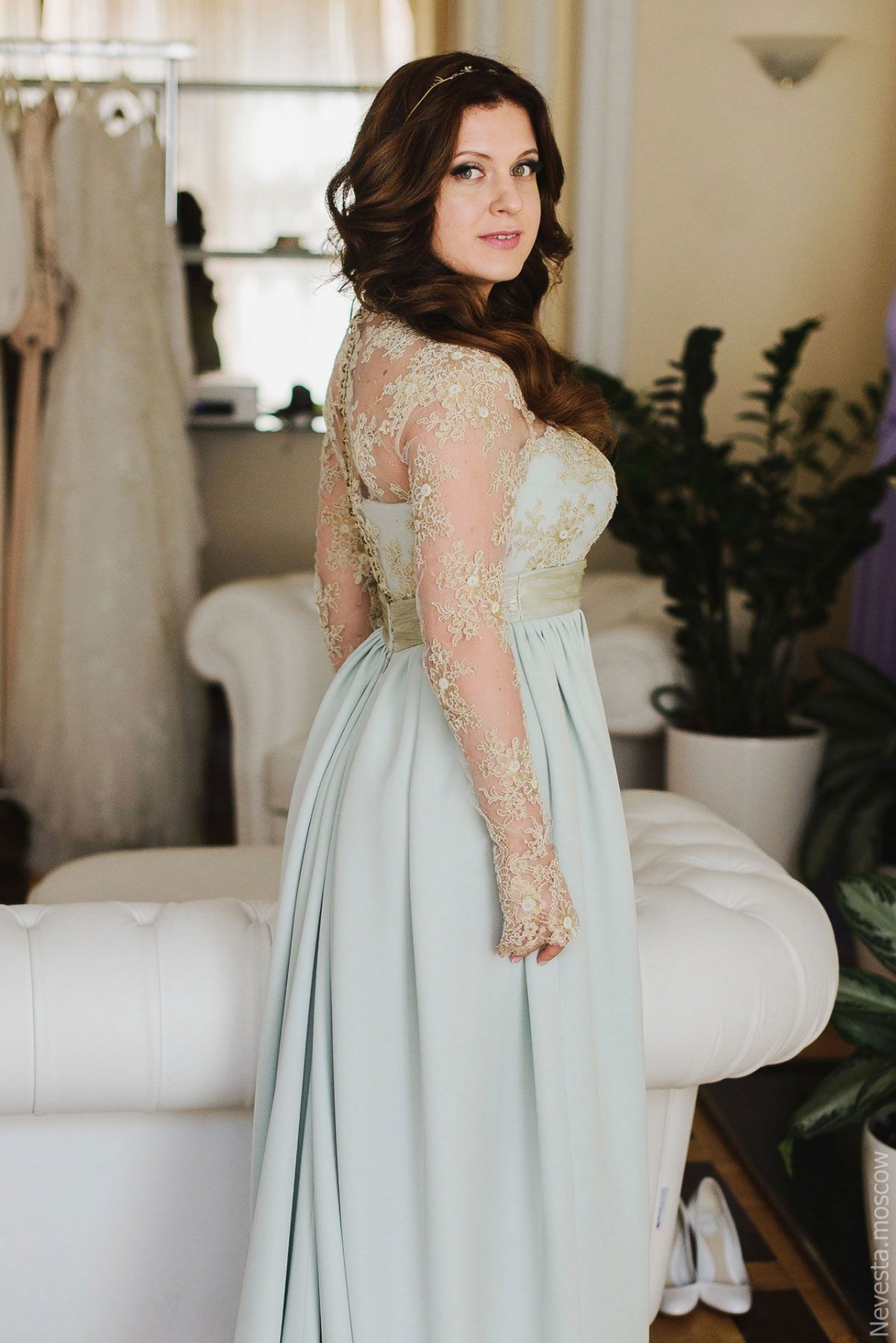 Анастасия Денисова примеряет свадебное платье фото 3