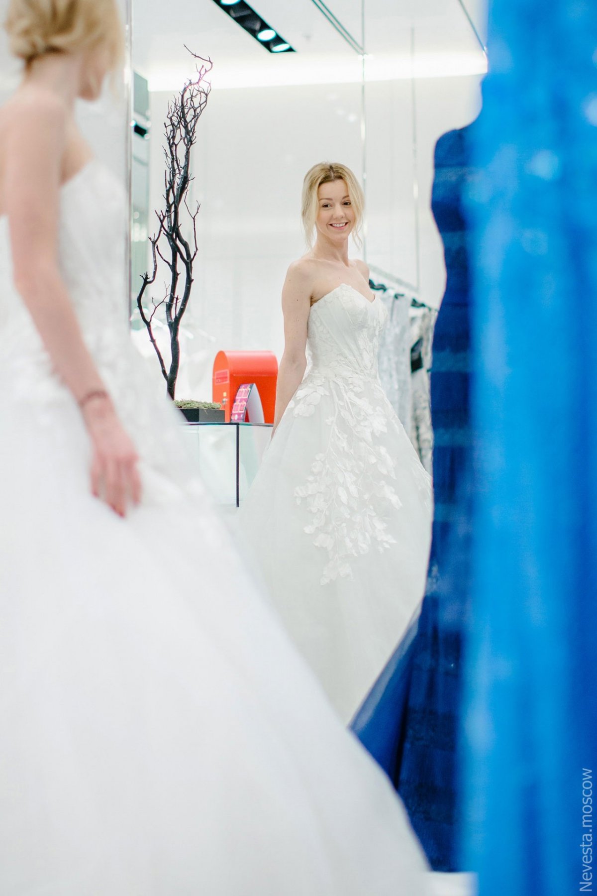 Юлианна Караулова примеряет образ для весенней свадьбы