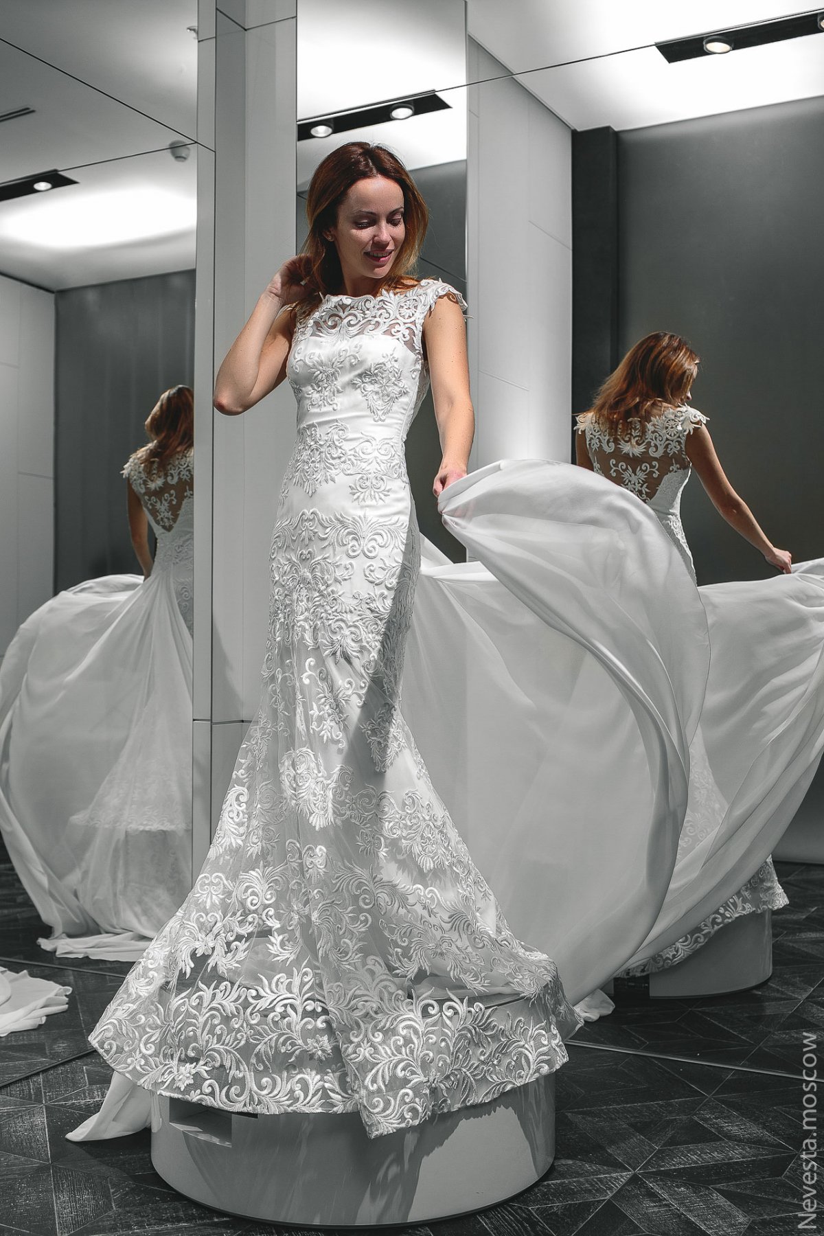 Актриса Ольга Зайцева примеряет свадебное платье фото 3