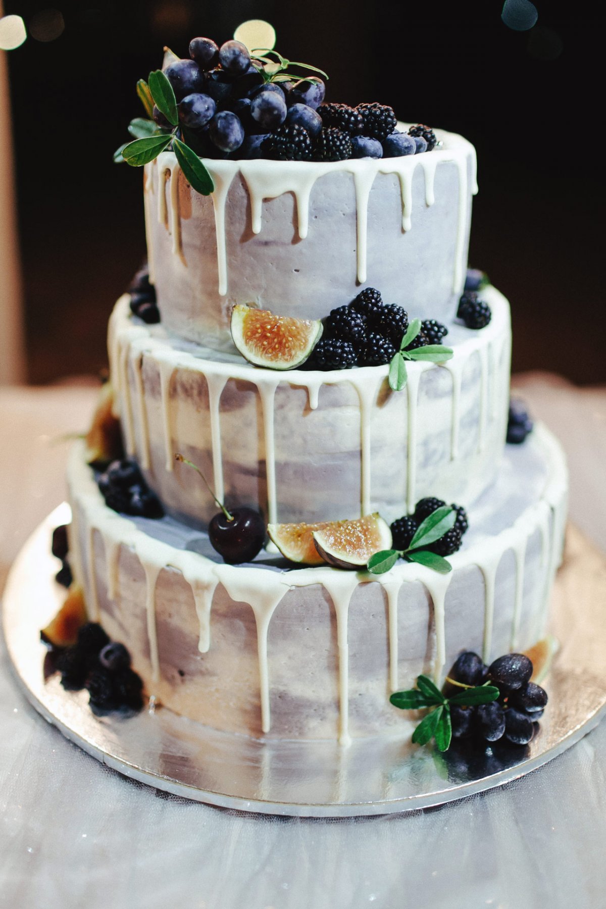 Фото современных тортов. Стильный свадебный торт. Стильное украшение торта. Стильный торт. Стильный декор торта.